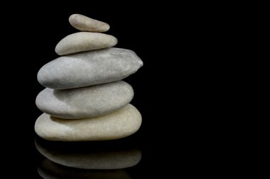 Taşlar yığılmış izole siyah arka plan