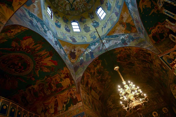正教会の教会のすばらしいインテリア天井 — ストック写真