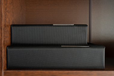 Bir raf üzerinde iki özel kitaplar