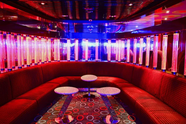 Interior del club VIP rojo con una hermosa iluminación — Foto de Stock