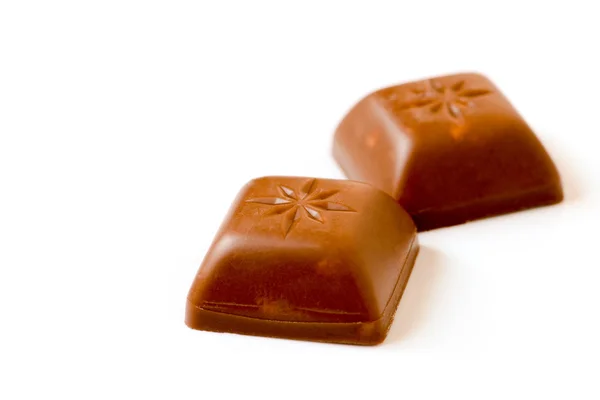 Zwei isolierte Schokoladenstücke — Stockfoto