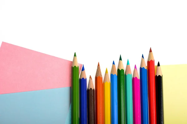 Papel multicolor y lápices aislados sobre fondo blanco —  Fotos de Stock