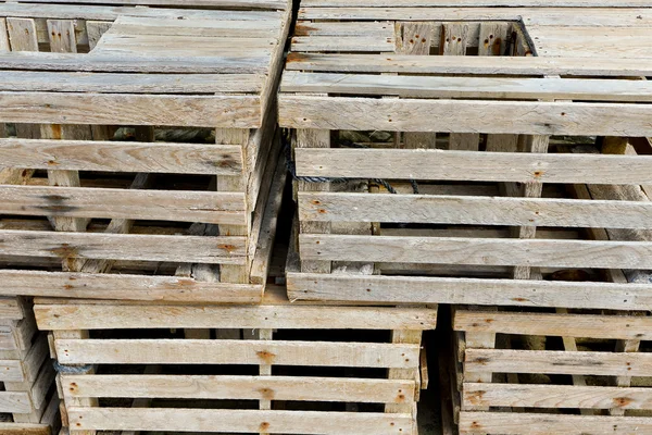 Oude houten kratten gestapeld — Stockfoto