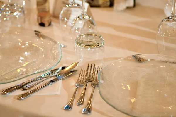 Vidrios de cristal sobre la mesa — Foto de Stock