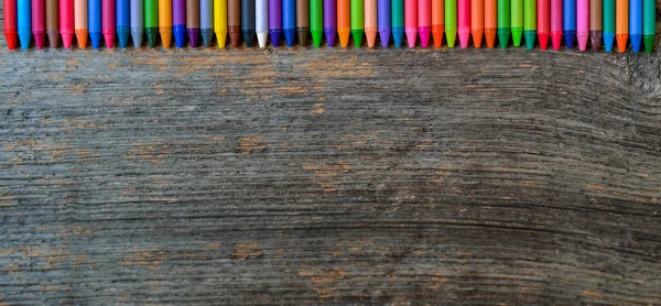 Χρωματισμός μολύβια στοίχιση σε ξύλινα φόντο — Φωτογραφία Αρχείου