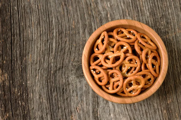 Kom met krokante pretzels Stockfoto