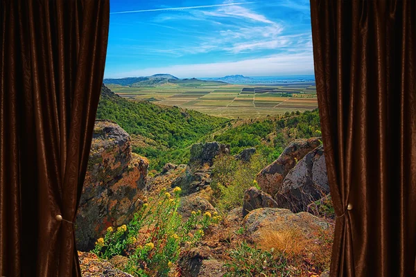 Ventana con cortina y cortinas —  Fotos de Stock