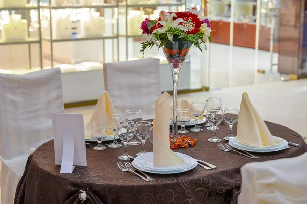 Svatební stůl s kytice — Stock fotografie