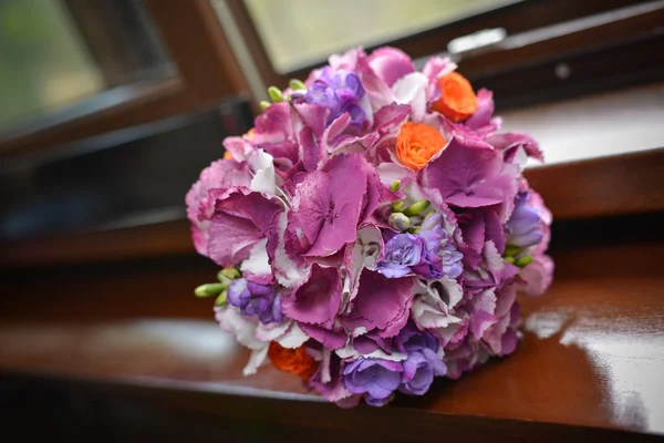Bouquet nuptial de fleurs colorées — Photo