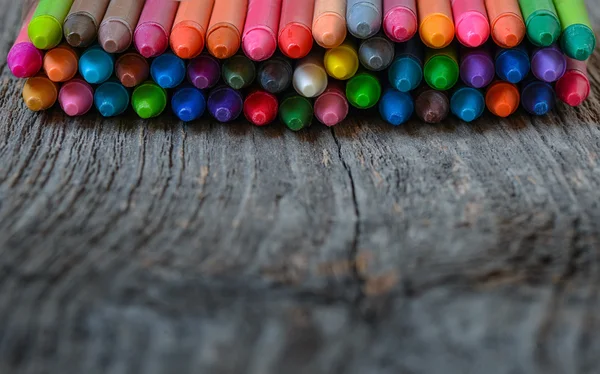 Lápices para colorear alineados sobre fondo de madera —  Fotos de Stock