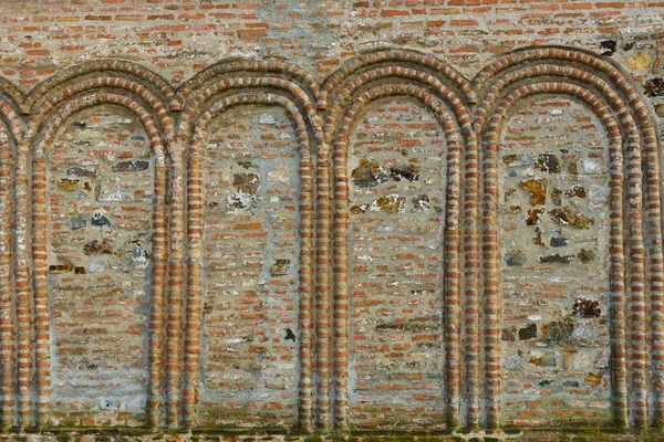 Arcos de piedra en una antigua pared — Foto de Stock
