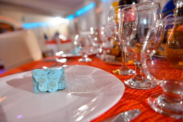 Caja de regalo con mariposa espumosa — Foto de Stock