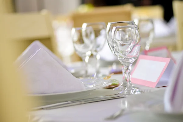 Boda detalle mesa con platos y vasos — Foto de Stock