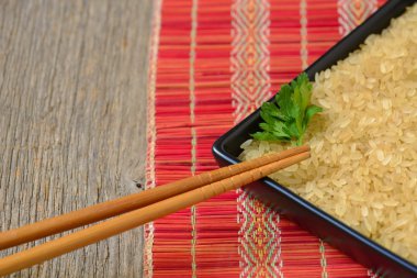 Tabak kahverengi pirinç ve yaprak maydanoz