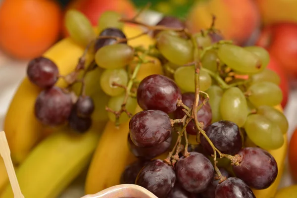 Plateau de fruits à la banane et aux raisins — Photo