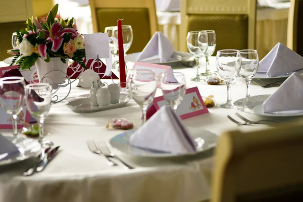 Elegante mesa dispuesta para el evento — Foto de Stock