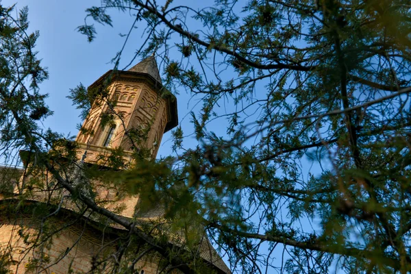 Geweldige toren van een oude kerk — Stockfoto