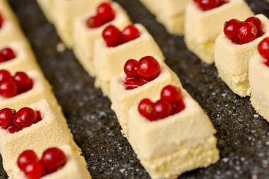 Cranberries ile beyaz kek