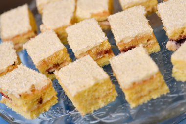 Hindistan cevizi ile lezzetli beyaz kek ile plaka