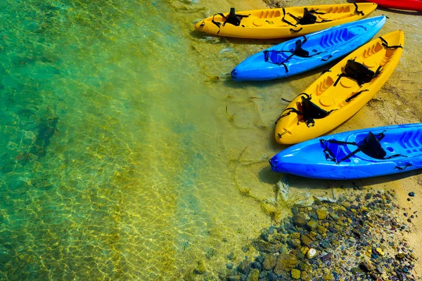 Canoë bateaux sur une plage ensoleillée — Photo