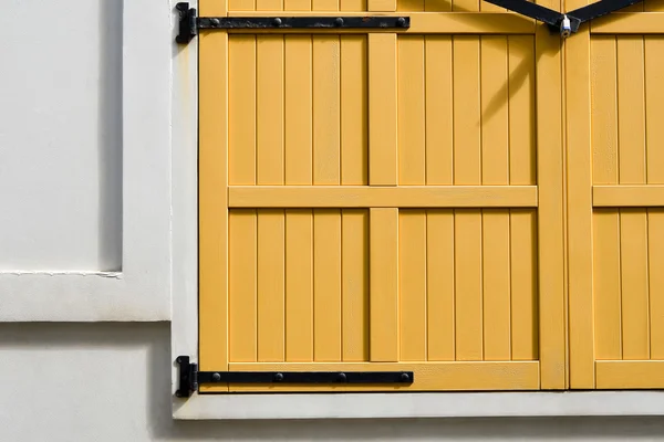 Window with blinds closed seen by the exterior — Stock Photo, Image