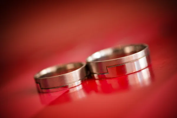 Anillos de boda aislados con fondo rojo — Foto de Stock