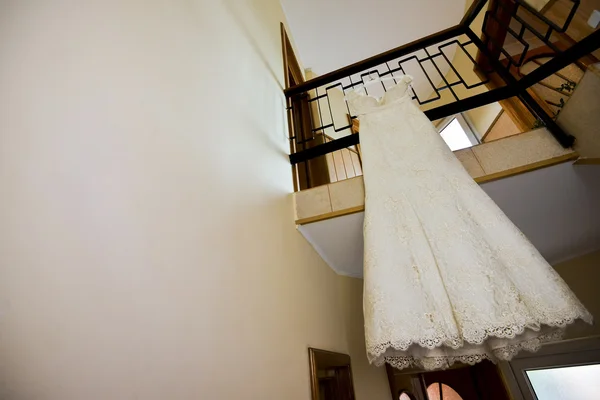 Brautkleid hängt am Geländer — Stockfoto
