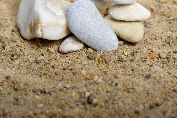 Kumlu bir arka plan yığını kayalar — Stok fotoğraf