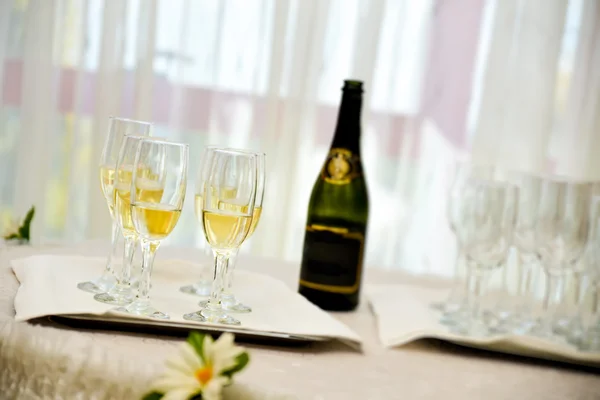 Champagne fles met zes gevulde glazen Stockfoto