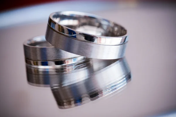 Un par de anillos de boda de plata —  Fotos de Stock