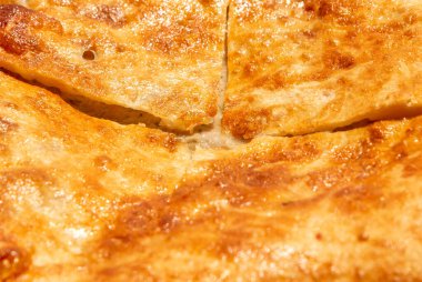 Kıymalı doğranmış ekmek. Bu popüler ulusal Karachai Balkar yemeğinin adı khychin.