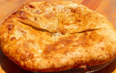 Kıymalı doğranmış ekmek. Bu popüler ulusal Karachai Balkar yemeğinin adı khychin.