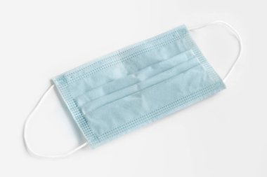 Coronavirus gibi hava damlaları ve beyaz arka planda grip gibi solunum hastalıklarına karşı tıbbi yüz maskesi..