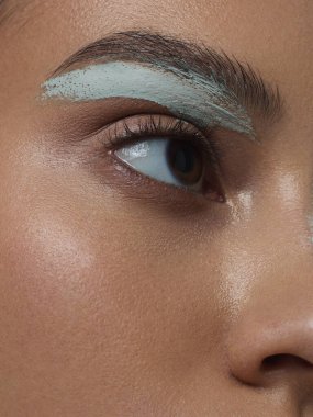 Koyu kahverengi göz farı olan zarif, yakın plan kadın gözü. Güzel bir kadının yüzünün makro görüntüsü. Sağlık, kozmetik ve makyaj. pürüzsüz güzel kaşlar ve kirpiklerle