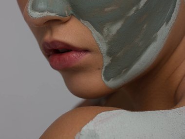 Cinsel dolgun dudaklar. Dudak parlatıcısı ve kadın derisi. Ağız kapalı. Dudaklarda ve kozmetolojide artış. Doğal dudaklar. Açık gözlerle harika bir yaz havası. Moda mücevherleri. Pembe dudak parlatıcısı