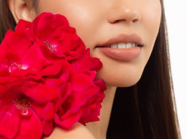 Kozmetik, makyaj ve trendler. Parlak dudak parlatıcısı ve ruj. Doğal dudak makyajlı güzel bir kadın ağzı. Kadın yüzünün güzel bir parçası. Kırmızı ışıkta kusursuz temiz ten