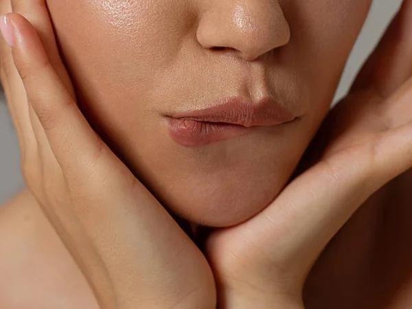 Close Lábios Femininos Sexy Com Língua Pele Limpa Contorno Lábio — Fotografia de Stock