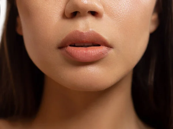 Primer Plano Los Labios Mujer Con Maquillaje Lápiz Labial Beige —  Fotos de Stock