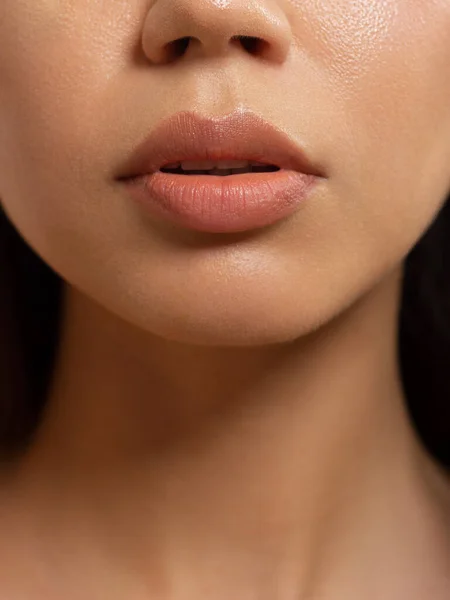 性感的嘴唇 嘴唇和女人皮肤的自然光泽 嘴是闭着的嘴唇 美容术的增加 天然唇 大夏天的心情睁开眼睛 时尚珠宝 粉红唇彩 — 图库照片