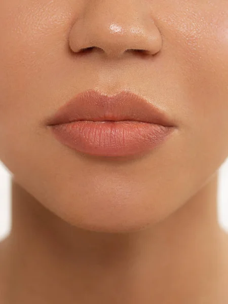 性感的嘴唇 嘴唇和女人皮肤的自然光泽 嘴是闭着的嘴唇 美容术的增加 粉色嘴唇和长长的脖子 — 图库照片