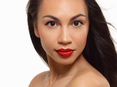 Gece makyajlı yarı kadın yüzünün yakın plan güzelliği. Gözlerde siyah oklar ve son derece uzun kirpiklerde, tam kırmızı dudak mat kırmızı dudak rengi. Bakımlı cilt. Gülümse ve beyaz dişler