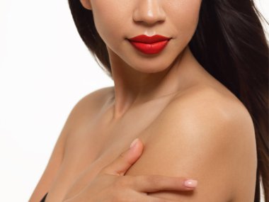 Yakından dolgun dudaklar. Dudak Bakımı, Doldurucu. Yüz detaylarıyla Macro fotoğrafı. Mükemmel hatları olan doğal bir şekil. Yakın plan kırmızı dudak makyajı güzel bir kadın ağzı. Dolgun, seksi, kırmızı dudaklar.