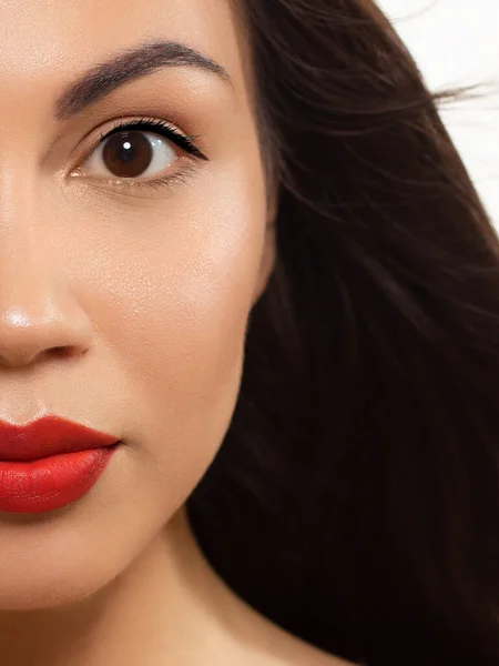 Metade Beleza Closeup Mulheres Lábios Vermelhos Cheios Com Pele Brilhante — Fotografia de Stock