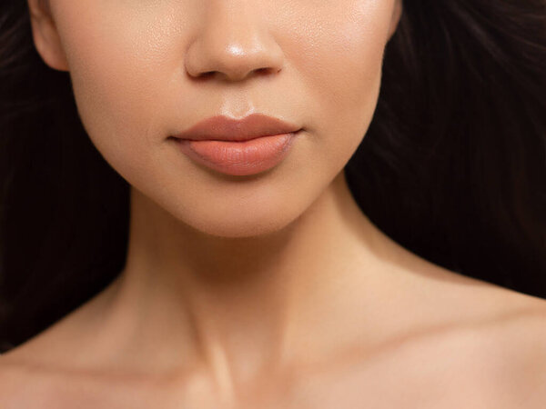 Полные половые губы. Натуральный блеск для губ и женской кожи. Рот закрыт. Увеличение губ, косметология. Естественные губы. Отличное летнее настроение с открытыми глазами. ювелирные изделия. Розовый блеск для губ