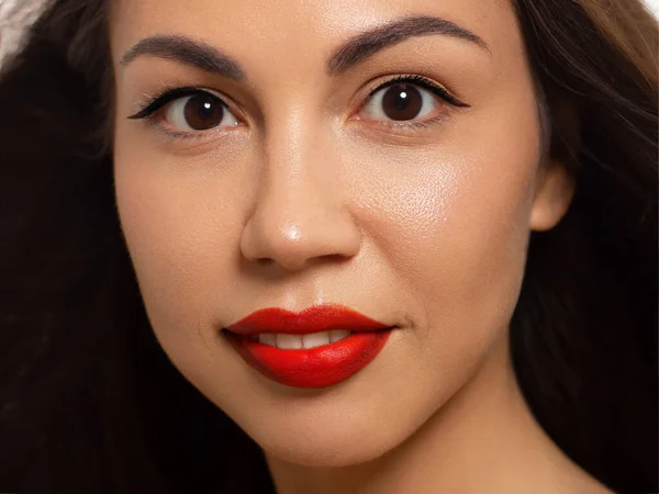 Närbild Skönhet Halv Kvinna Ansikte Withevening Make Svarta Pilar Ögonen — Stockfoto