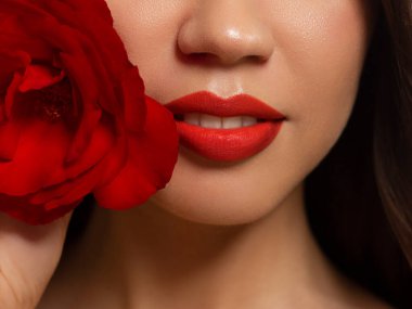 Yakın plan Güzel Portre Modeli Büyük Seksi Dudaklar, Ağız Açık, Beyaz Diş Alt Dudağını Isırdı, Baştan Çıkarıcı Dudaklar Kırmızısı. Kusursuz Tombul Dudaklar 'ın makro görüntüsü. Güzel kadın dudaklarını tutkuyla ısırdı.