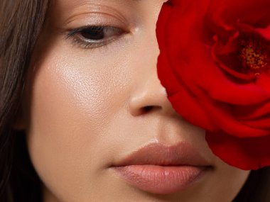 Çıplak makyajlı kadın gözünün güzel makro çekimi. Mükemmel kaşlar, pembe göz farı ve uzun kirpikleri. Makyaj malzemeleri ve makyaj malzemeleri. Makro göz fotografı. Büyük çiçekli parlak skine