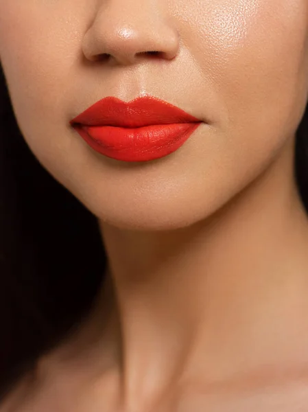 闭合丰满的嘴唇 Lip Care Fillers 带有面部细节的宏观照片 外形自然 外形完美 特写完美红唇妆容美丽的女性嘴 丰满性感的红唇 — 图库照片