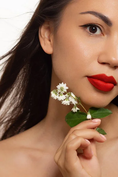 Half Beauty Closeup Των Γυναικών Γεμάτο Κόκκινα Χείλη Λαμπερό Δέρμα — Φωτογραφία Αρχείου