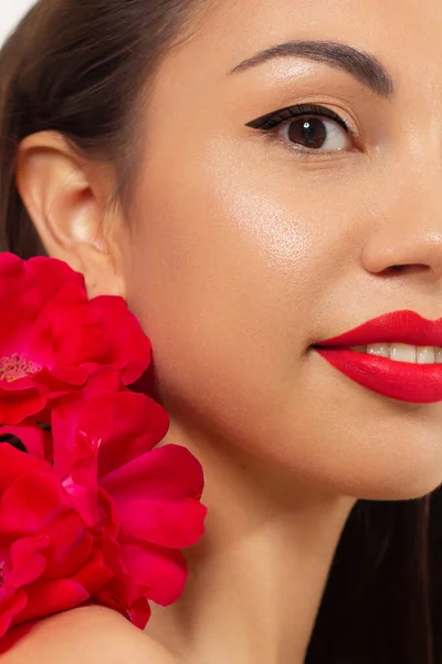 Half Beauty Closeup Των Γυναικών Γεμάτο Κόκκινα Χείλη Λαμπερό Δέρμα — Φωτογραφία Αρχείου